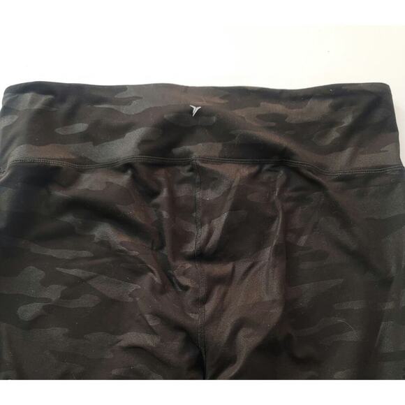 Women's Black Camo High-Waisted Leggings Stylish and Comfortable Size M - Picture 2 of 3
